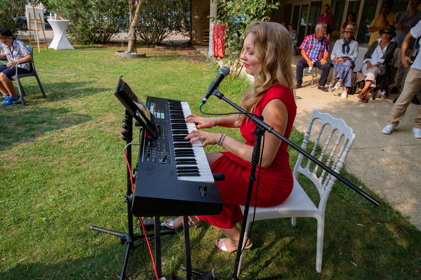 Lara Bruyelles performing at a wedding